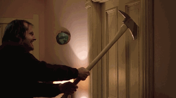 影帝杰克·尼科尔森疯魔的挥斧劈门,片中,酒店堂门翻涌的血海深浆