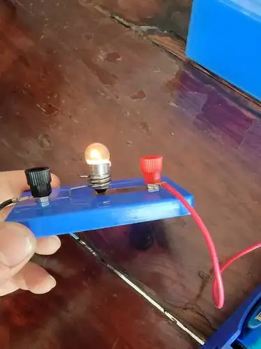 科学小实验,点亮小灯泡——科技城一小401班俞泽铠