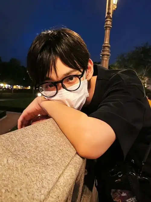 姐妹们 想看顺毛戴口罩帅哥的图!