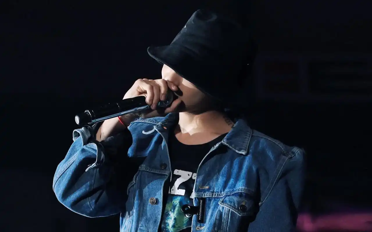 2017权志龙新专辑回归帅气高清桌面壁纸