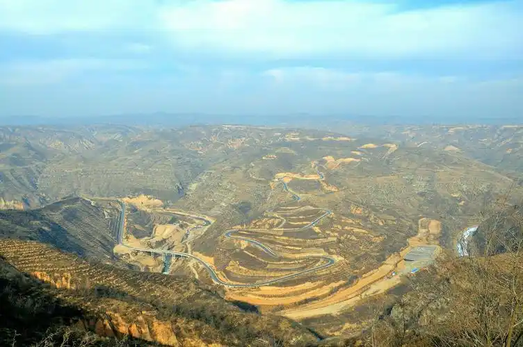 典型的黄土高原地貌,千沟万壑.一会爬到山顶,一会下到谷底.