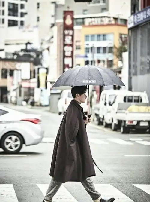 肌肉男:罗晋黑白街拍 沉稳低调尽显男人成熟魅力-小虾米