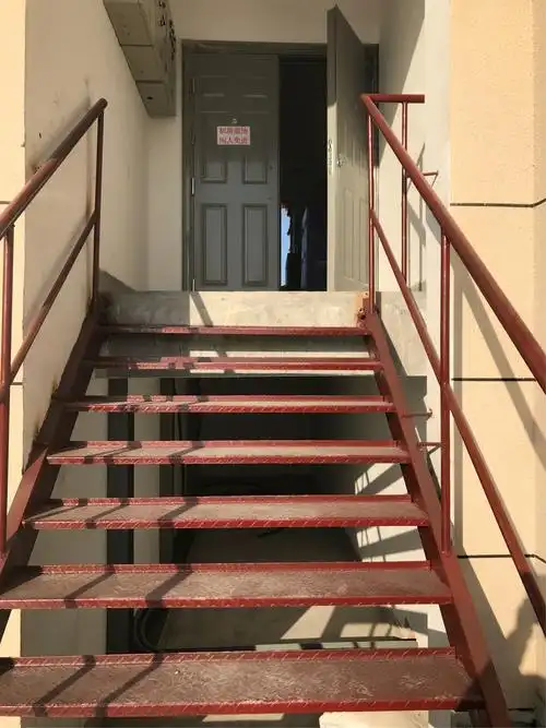 十四号楼屋面至十七层安装,门,窗,卫生清理情况目前全楼排水,给水,暖