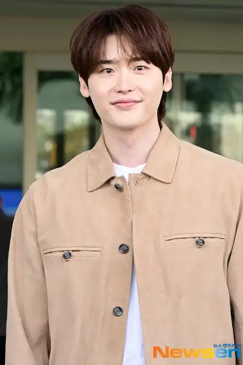 今天出国前往伦敦的李钟硕 状态好好