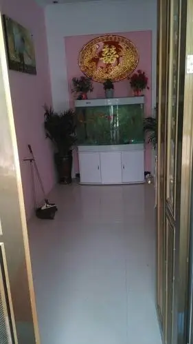 客厅 鱼缸对着正门口好不好 门口朝东 放哪比较好 放到南墙 朝北怎么