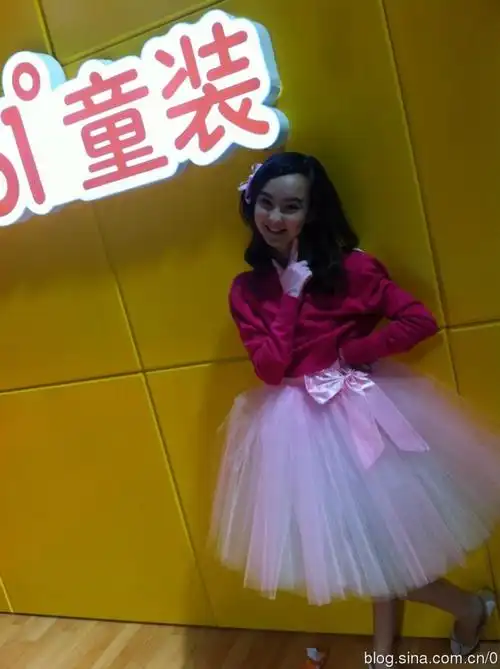 图志一篇,致我们最卡哇伊的香奈儿美眉~这件衣服可是真的时尚的