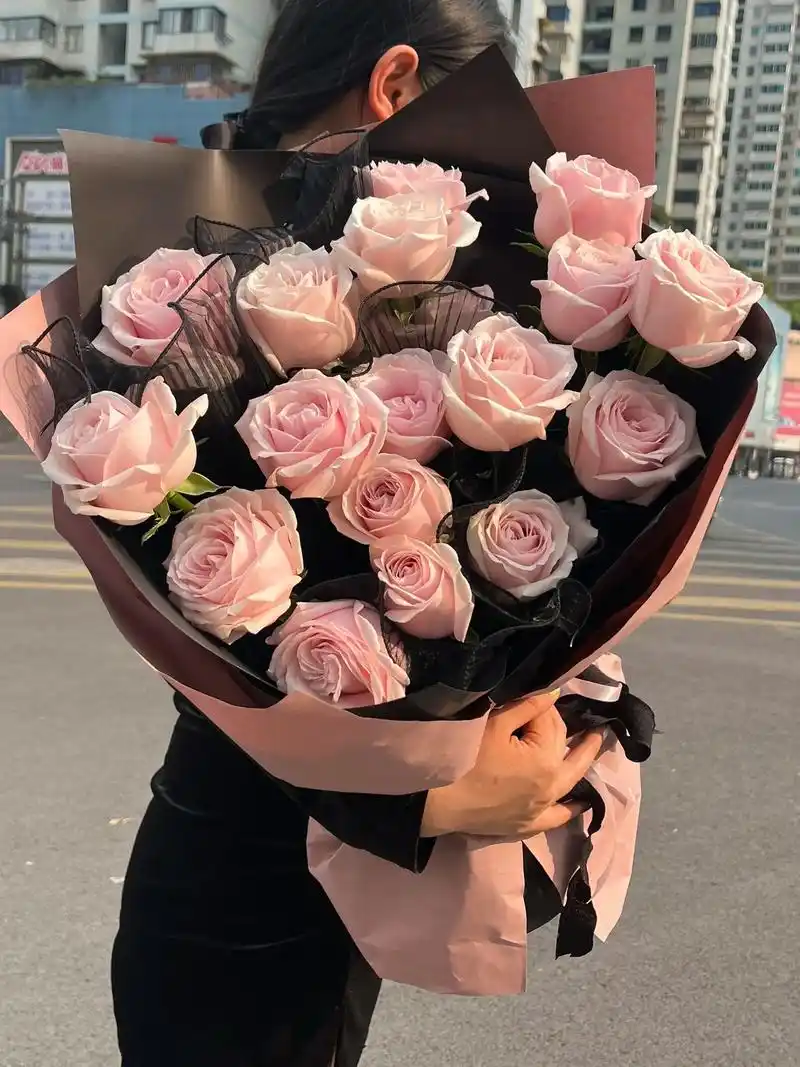 甜酷女孩的专属黑粉色系花束.