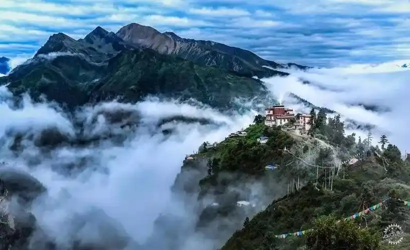 卡久寺,一座千年古寺,掩映在雪山,森林,草原中,风景优美,是佛教信徒的