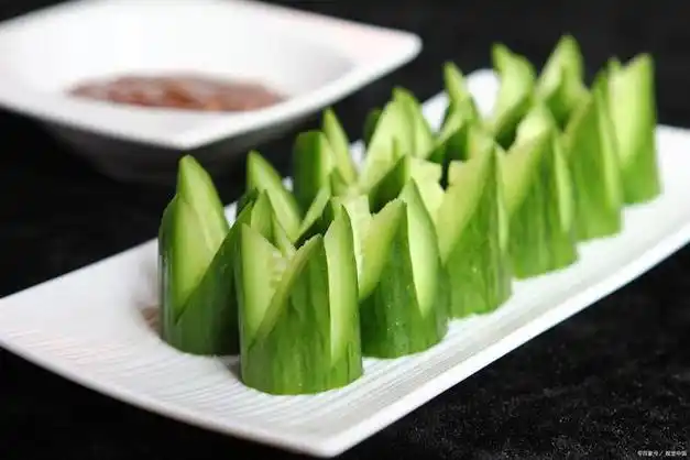 青瓜摆盘怎么切好看|黄瓜|凉拌|切法|菜肴|适量清水_网易订阅