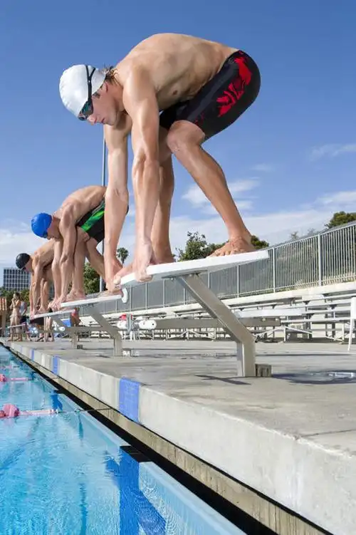 西方人,三个人,运动员,体育馆,游泳池,站,竖图,室外,白天,仰视,锻炼