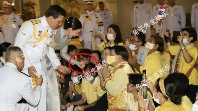 苏提达真心爱泰王,汗水打湿了王后腰与后背,仍不忘搀扶68岁老公|泰国