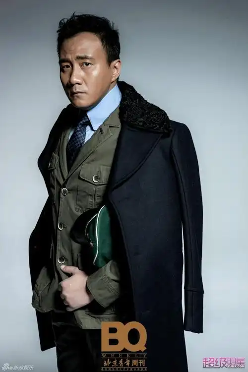 超级明星娱乐讯 胡军为《北京青年周刊》拍摄了一组封面写真,身着西装