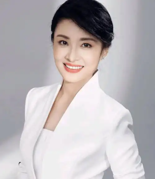 回顾央视主持人周涛离婚后再嫁百亿富豪如今她后悔了吗