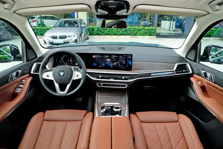 宝马x7中期改款,动力有升级,内外更精致