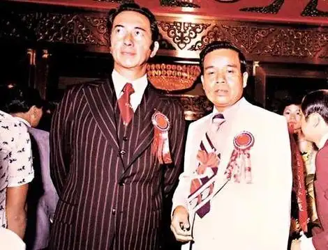 回顾身家仅次于李嘉诚娶周大福千金改命的郑裕彤一生只爱原配