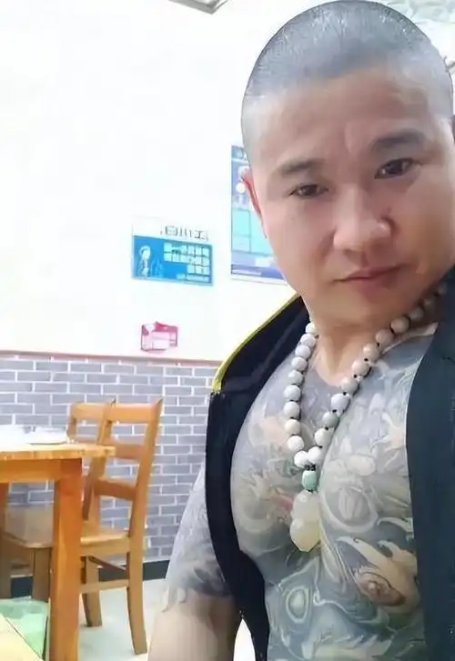 回顾满身文身的黑社会被文弱书生追砍死后得知是昆山龙哥