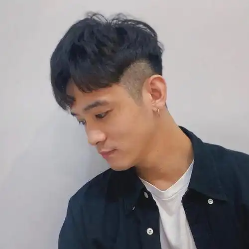 第二款:两边掏空发型