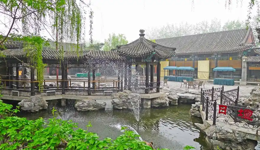 酒店是一座位于北京市朝阳区建国门外日坛路使馆区的五星级的涉外宾馆