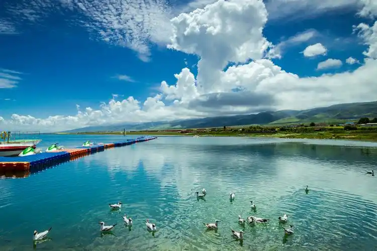 在青海湖二郎剑景区拍到的美景湖天一色非常漂亮