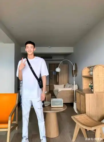 组图:身高188,体重80公斤的文艺男,原来男生笑起来这么阳光!