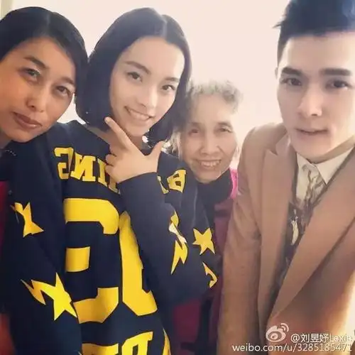 但李佳琦跟爷爷姓,刘柏辛跟奶奶姓,所以就成了异姓的亲堂兄妹