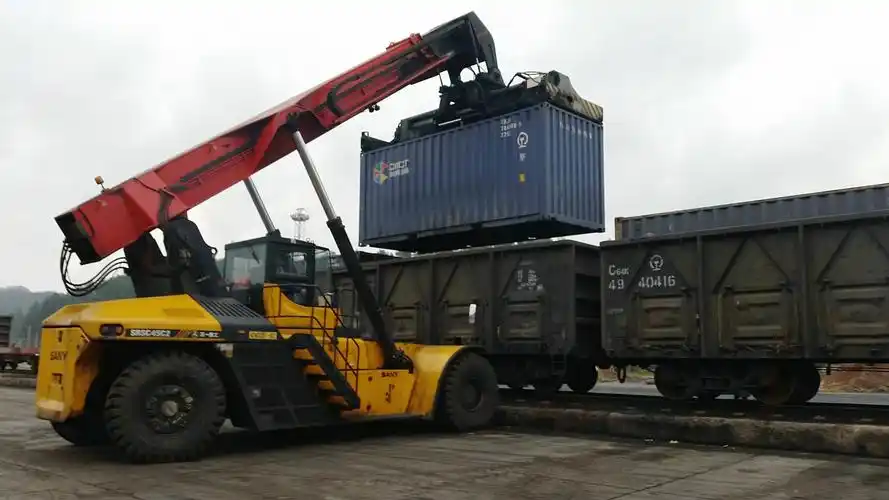 为做好企业集装箱外运工作,铁路合理制定了作业计划,安排国定线路