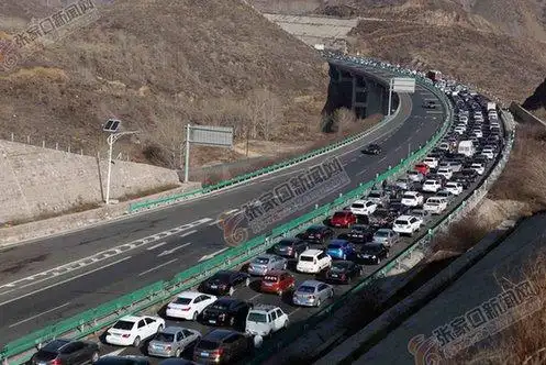 张石高速野狐岭段两车擦撞发生大堵车