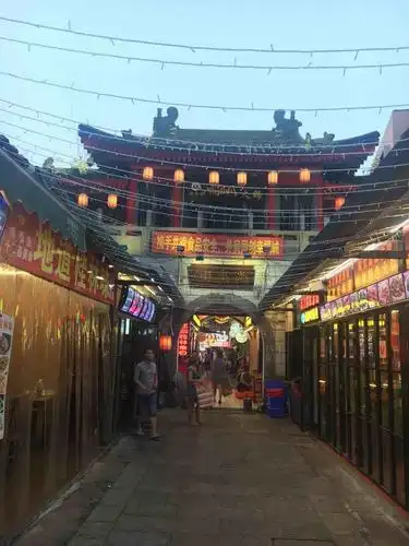 记得和朋友一起去的桂林,最让人怀念的是美食一条街糯米团子炭烧生蚝