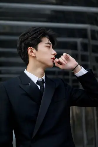 来看看帅哥们的侧颜吧