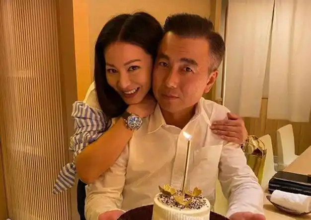 如今滕丽名的老公已经满头的白发,而年近半百的滕丽名还不显老,在新版