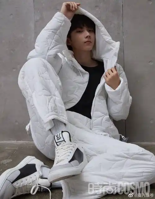 马嘉祺这身衣服好贵气,竟散发出成熟男人的魅力,心动了