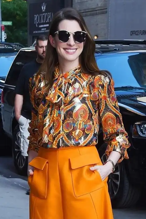 安妮海瑟薇才是"黑红体质",土味衬衫穿得洋气,快40仍让人嫉妒