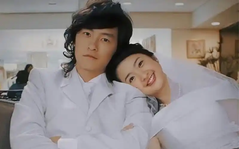 在这场反串婚礼中湘琴穿上了西装,直树穿上了婚纱