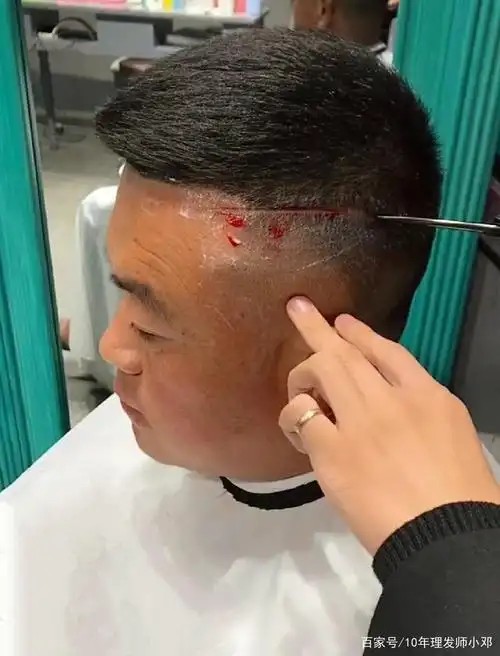 狼尾:头顶5cm,两侧层次不连接,枕骨以下留长剪出线条和层次.