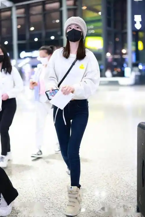 街拍:李沁紧身裤 毛线帽青春朝气_上海_机场_出发