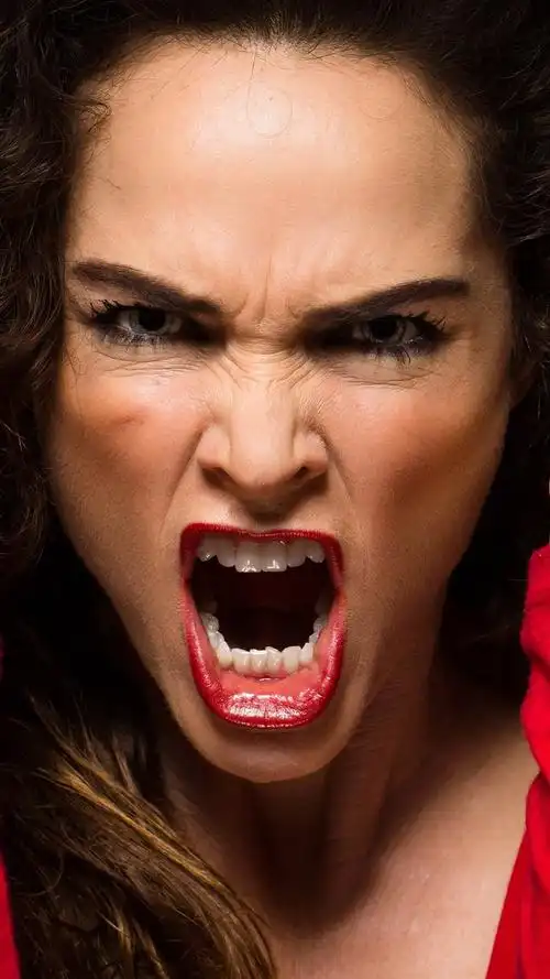 iphone 壁纸 愤怒的女人