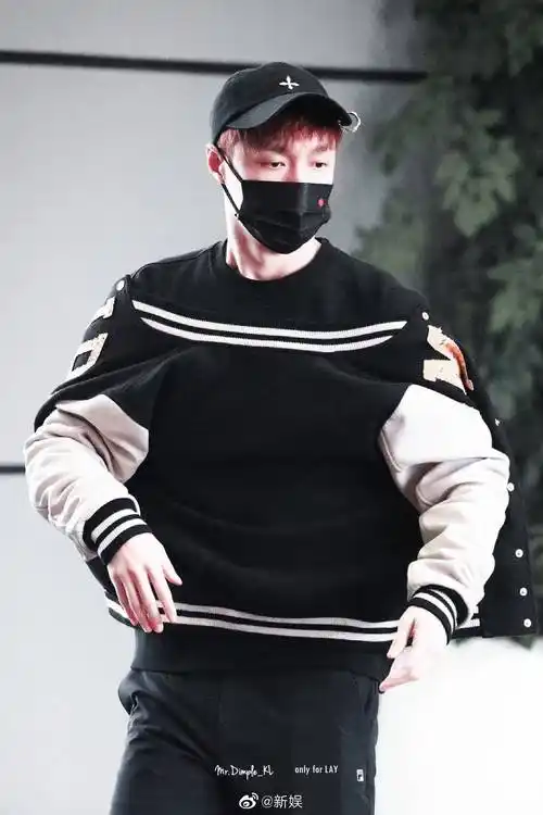 张艺兴1128机场图一身黑色的棒球服吊着个圆环的棒球帽