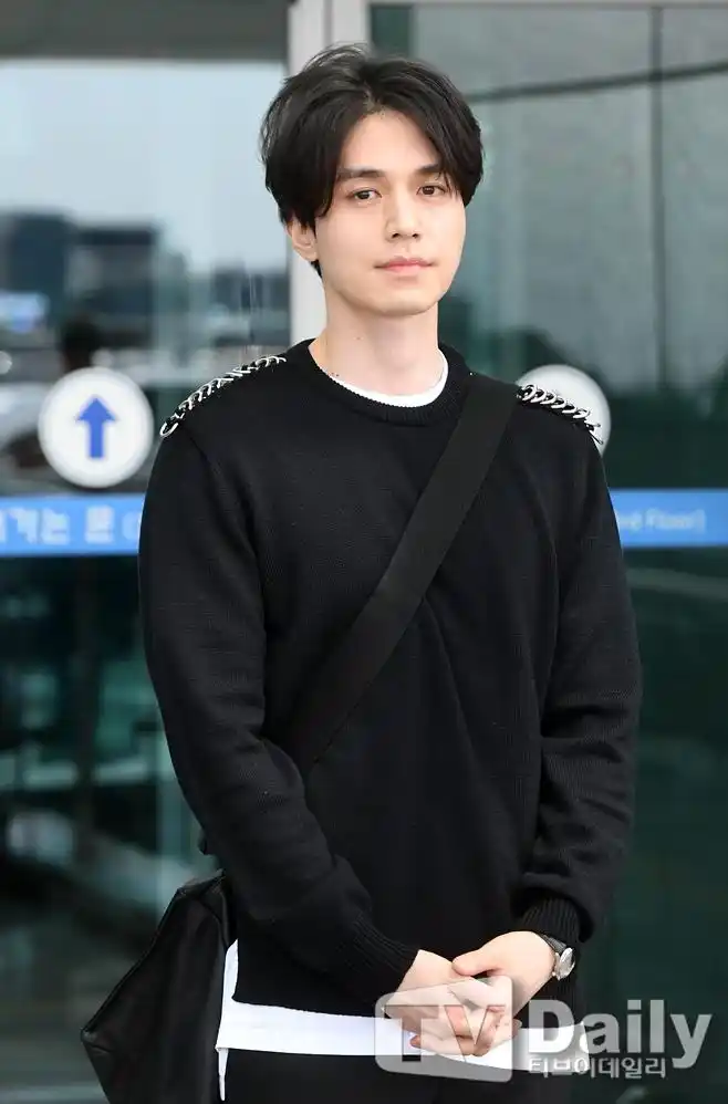 组图:李栋旭现身机场赴法国巴黎 黑白风简约休闲