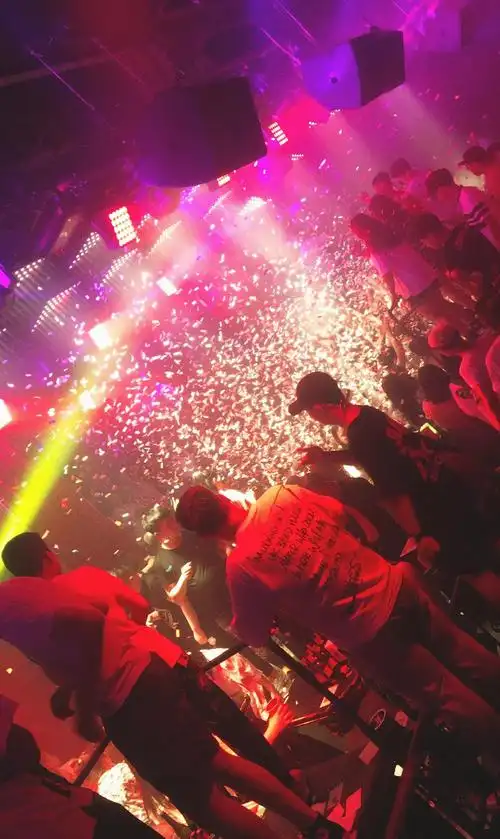 拿着一万去夜店