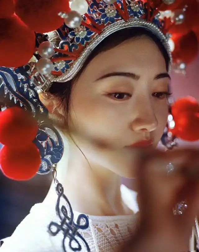 古典美人景甜化"戏曲妆",精致美艳,尽显东方复古韵味