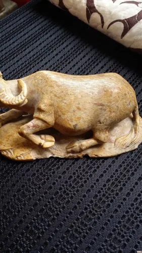 青田石雕卧牛摆件