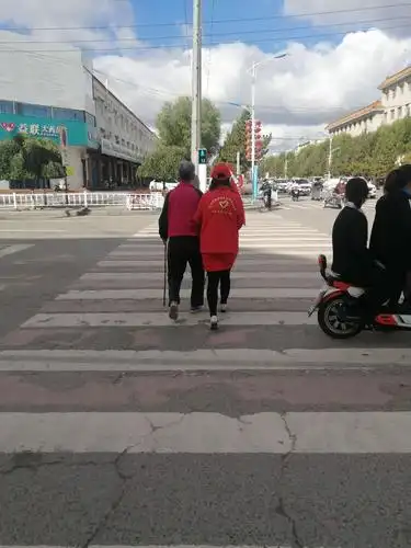 搀扶老奶奶过马路,让人感到暖心,满满的正能量.