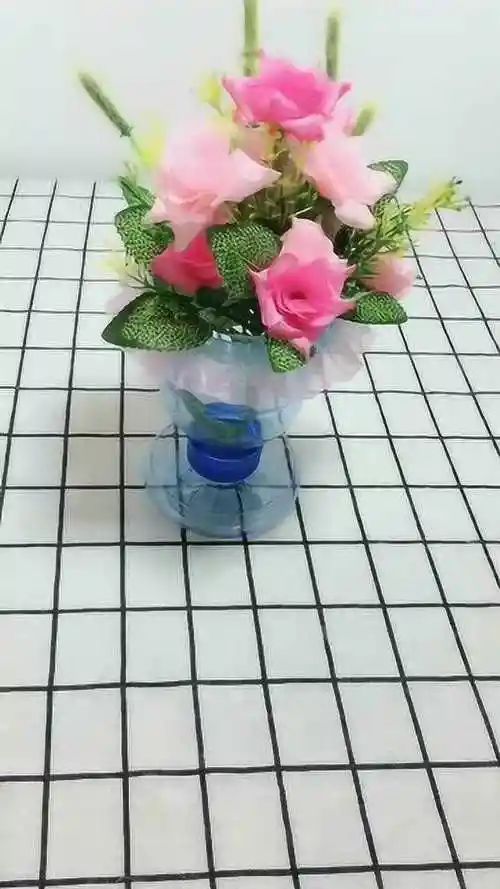 废物利用:将喝过的饮料瓶制作成简易花瓶,好看还环保