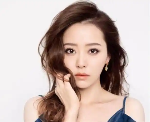 张靓颖素颜回老家,没人认出来,素颜就是路人!