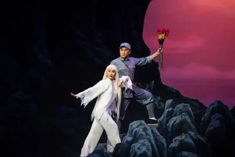 【今日演出】庆"七一" | 7月2日现代京剧《白毛女》:白发幸逢天地春