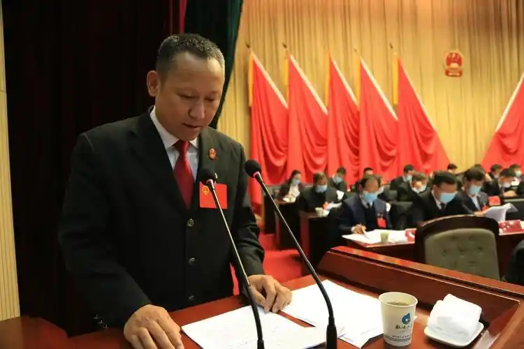 旗法院代院长刘大勇向旗人代会报告旗法院工作