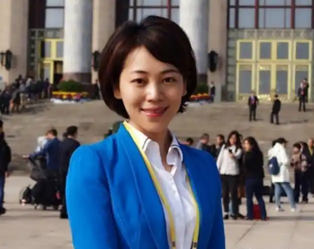 央视著名女主播劳春燕:一路奋斗到央视,与丈夫分居的苦乐年华