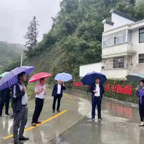 党组成员王隆桂到包联的防汛责任点磨石沟水库查看运行情况,要求村委