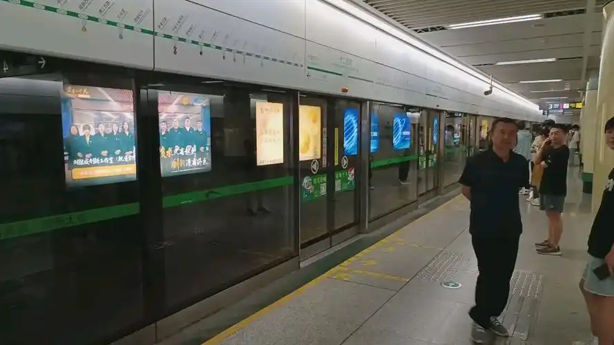 成都地铁4号线往西河10412号车市二医院出站及往万盛10460号车市二