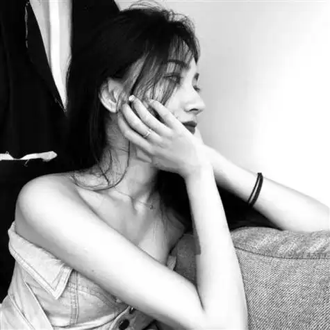 黑白霸气侧脸美女头像